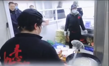 如意餛飩無錫聯(lián)東優(yōu)谷店煮好了餛飩，慰問華莊高速路口執(zhí)勤的人員