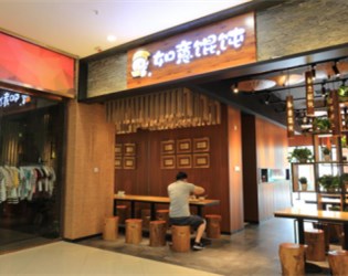 金蛇披彩到，如意送財來