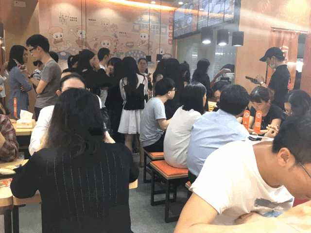 爆爆爆爆！如意餛飩廣東首店開(kāi)業(yè)持續(xù)火爆，不怕你不來(lái)~