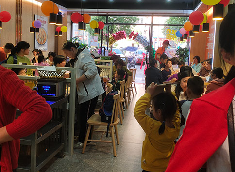 熱烈祝賀湖北咸寧如意餛飩書臺(tái)街店火爆開業(yè)！